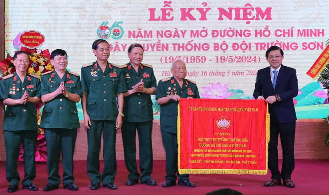 Lãnh đạo Ủy ban Trung ương MTTQ Việt Nam trao tặng bức chướng cho Hội truyền thống Trường Sơn - Đường Hồ Chí Minh Việt Nam. (Ảnh: Trọng Đức/TTXVN) ttxvn_1605_duong ho chi minh (2).jpg