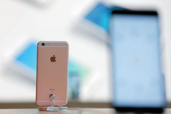 Mẫu iPhone 6s. (Nguồn: Reuters) Apple: iPhone bốc cháy ở Trung Quốc là do “yếu tố bên ngoài” ảnh 1