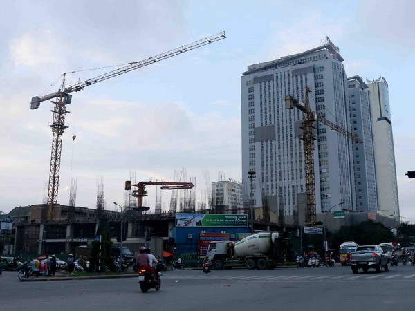 Hai cần cẩu tháp tại công trình xây dựng Chung cư và biệt thự liền kề Trường Thành 2. (Ảnh: Thanh Tùng/TTXVN) Vinh đình chỉ thi công 17 công trình vi phạm trật tự xây dựng ảnh 1