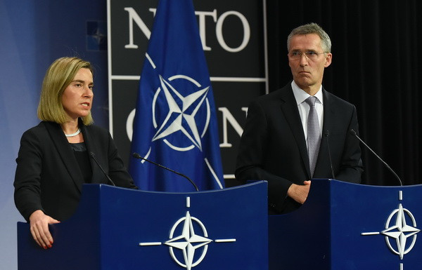 Đại diện cấp cao EU Federica Mogherini (trái) và Tổng thư ký NATO Jens Stoltenberg. (Nguồn: AFP/TTXVN) EU-NATO thành lập Trung tâm Chống nguy cơ hỗn hợp ở châu Âu ảnh 1