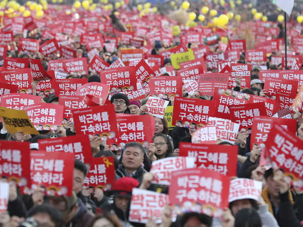 Nghị sỹ đối lập sẽ từ chức tập thể nếu bà Park không bị luận tội ảnh 1