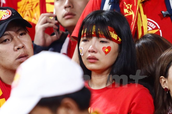 Nhiều cổ động viên có mặt tại Mỹ Đình đã bật khóc. (Ảnh: Hiếu Lương/Vietnam+) Bán kết lượt về AFF Suzuki Cup 2016: Còn đó những tiếc nuối ảnh 1