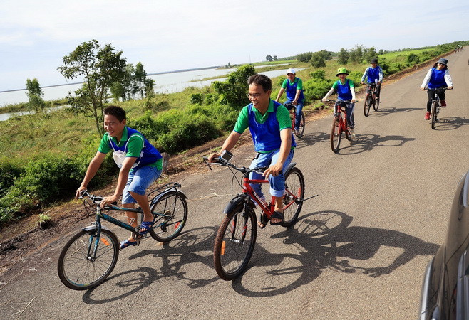Du khách trải nghiệm tour du lịch sinh thái hồ Trị An, huyện Vĩnh Cửu, tỉnh Đồng Nai. (Ảnh: Hồng Đạt/TTXVN) Đồng Nai: Du khách đến các khu du lịch trong dịp Tết tăng cao ảnh 1