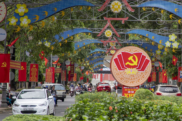 Phố phường thành phố Buôn Ma Thuột được trang hoàng rực rỡ chào mừng Đại hội đại biểu Đảng bộ tỉnh Đắk Lắk lần thứ XVII. (Nguồn: baodaklak.vn) Từng bước xây dựng tỉnh Đắk Lắk giàu đẹp, văn minh, bản sắc ảnh 1