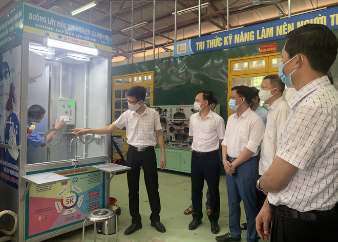 Lào Cai bàn giao buồng lấy mẫu xét nghiệm COVID-19 di động ảnh 1