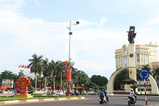 Khu vực tượng đài chiến thắng, trung tâm thành phố Buôn Ma Thuột rực rỡ cờ hoa chào mừng Ngày hội non sông. (Ảnh: Tuấn Anh/TTXVN) Từng bước xây dựng tỉnh Đắk Lắk giàu đẹp, văn minh, bản sắc ảnh 2