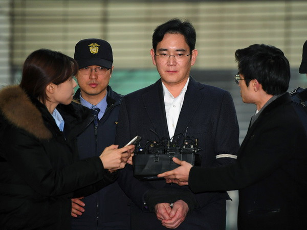 Lãnh đạo các tập đoàn Samsung và Lotte của Hàn Quốc bị thẩm vấn ảnh 1