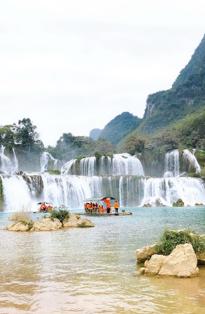 Khung cảnh thiên nhiên hùng vĩ của thác Bản Giốc hứa hẹn sẽ mang đến cho bạn những trải nghiệm mới mẻ. (Ảnh: Vietnam+) vnp_thac ban Gioc2.jpg