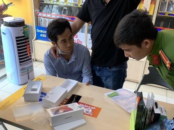 Bắt quả tang đối tượng dùng giấy tờ giả mua hàng trả góp ảnh 1