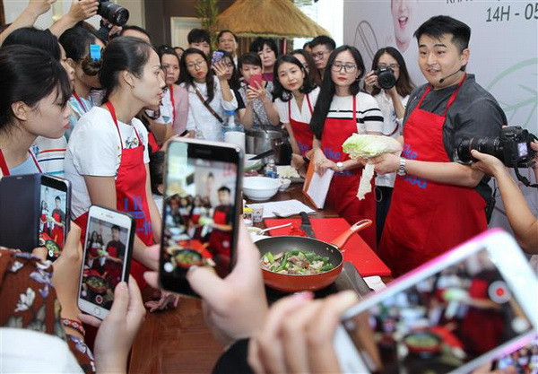 Đầu bếp Hàn Quốc Lee Won-il hướng dẫn các học viên làm món Thịt hầm cải thảo. (Ảnh: Lâm Khánh/TTXVN) Đầu bếp hàng đầu Hàn Quốc quảng bá ẩm thực ở Việt Nam ảnh 1