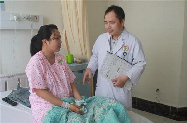 Cắt bỏ khối u nang buồng trứng ''khủng'' phát triển cùng thai nhi ảnh 1