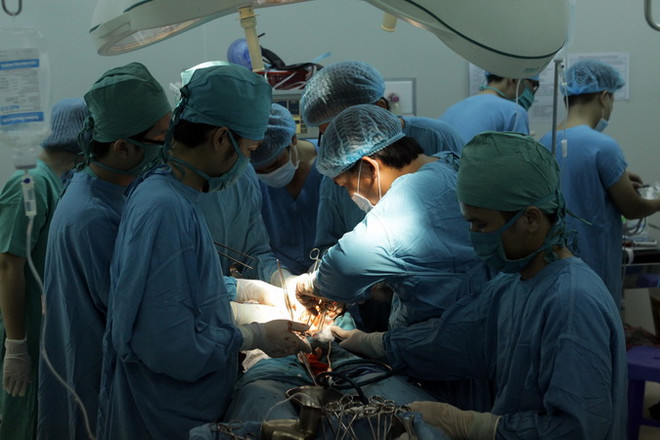 Để bật lửa gas trong túi quần, một người đàn ông bị bỏng nặng ảnh 1