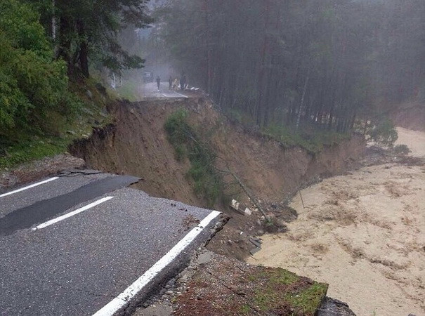 Lở đất khiến hơn 500 du khách mắc kẹt ở khu vực rừng núi của Nga ảnh 1