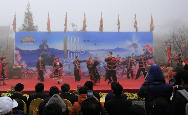 Tiết mục đám cưới người Dao trong lễ hội. (Nguồn: baolaocai.vn) Lào Cai mở cổng trời Fansipan 2020 - Hội xuân đậm chất Tây Bắc ảnh 1