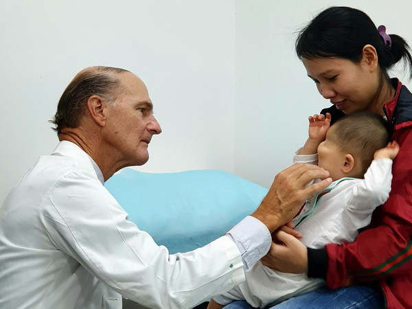 Vị giáo sư nhân ái có đôi 'bàn tay vàng' và mối duyên với Việt Nam ảnh 1