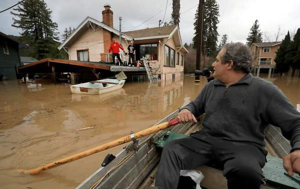 Mỹ: Nước sông ở California dâng cao, nhiều nơi bị cô lập hoàn toàn ảnh 1