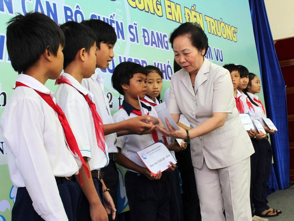 Trao học bổng “Cùng em đến trường” cho trẻ em khó khăn Hà Nội ảnh 1