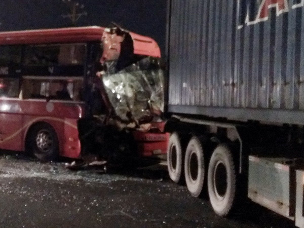 Đồng Nai: Container va chạm xe khách, 4 người bị thương nặng ảnh 1