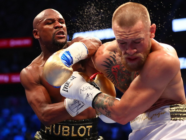 Trận đấu thế kỷ giữa Floyd Mayweather và Connor McGregor. (Nguồn: Reuters) Trận quyền Anh tỷ đô lọt tốp phim ăn khách nhất Bắc Mỹ ảnh 1