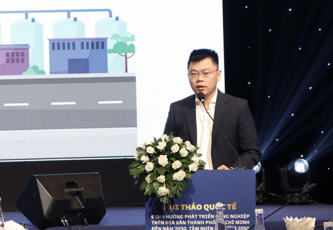 Tiến sỹ Trương Minh Huy Vũ, Phó Viện trưởng Viện Nghiên cứu phát triển Thành phố Hồ Chí Minh thông tin tổng quan ngành công nghiệp Thành phố Hồ Chí Minh tại hội thảo. (Ảnh: Xuân Anh/TTXVN) Tìm hướng phát triển công nghiệp trên địa bàn TP Hồ Chí Minh ảnh 2