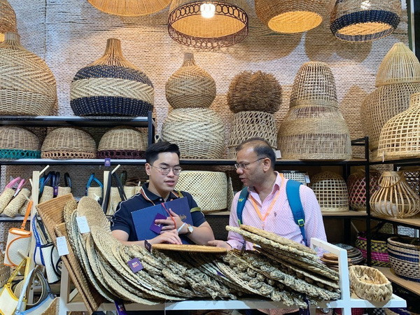 Nhiều thương hiệu giới thiệu sản phẩm đạt tiêu chuẩn xuất khẩu tại Global Sourcing Fair Việt Nam 2023. (Ảnh: Mỹ Phương/TTXVN) TP.HCM: Khai mạc Triển lãm Nguồn cung ứng quốc tế 2023 ảnh 1