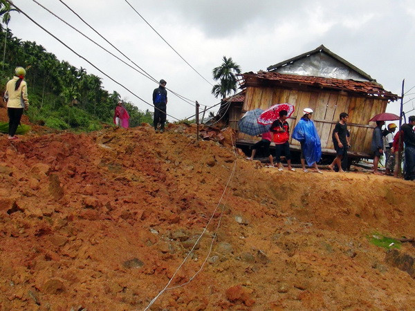 Quảng Ngãi: Dựng nhà tạm cho người dân bị cô lập do lũ lụt ảnh 1
