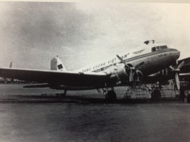 May bay DC4 tai XN SCMB A75.JPG