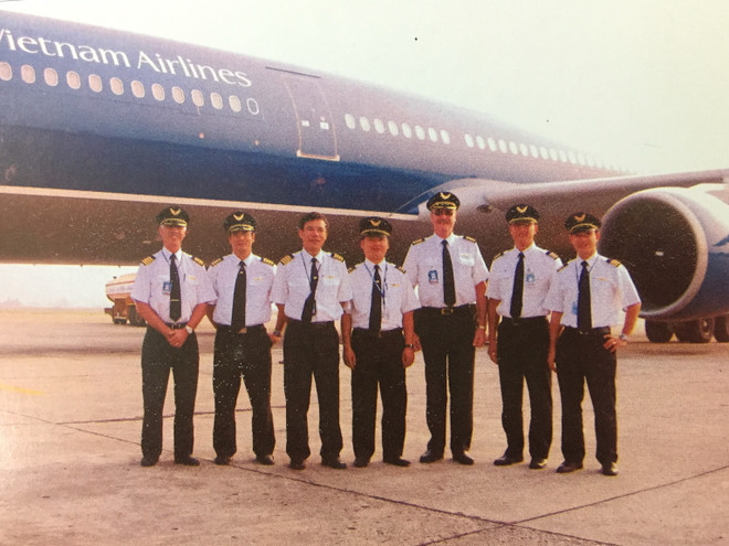 Phi cong Doi bay A330 nam 2006.JPG