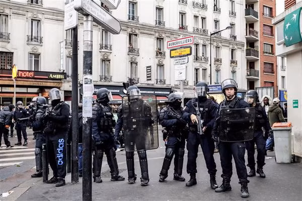 Pháp siết chặt an ninh tại thủ đô Paris ngay từ sáng sớm cuối tuần ảnh 1