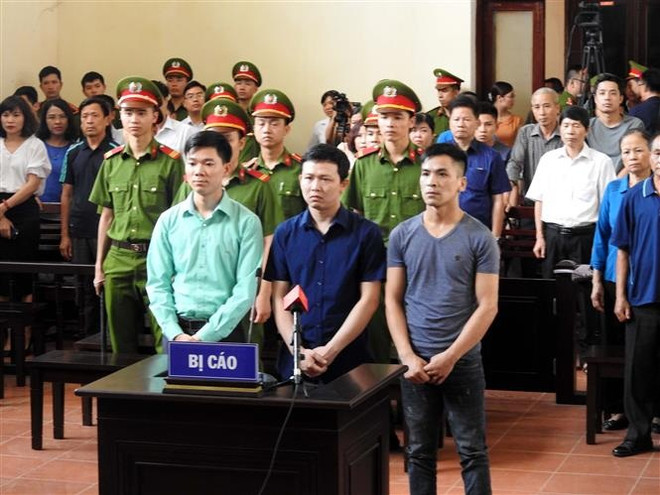 Phiên xét xử sơ thẩm ba bị cáo Hoàng Công Lương, Bùi Mạnh Quốc, Trần Văn Sơn ngày 5/6. (Ảnh: Thanh Hải/TTXVN) Sự cố chạy thận tại Hòa Bình: Hoàn tất cáo trạng truy tố các bị cáo ảnh 1