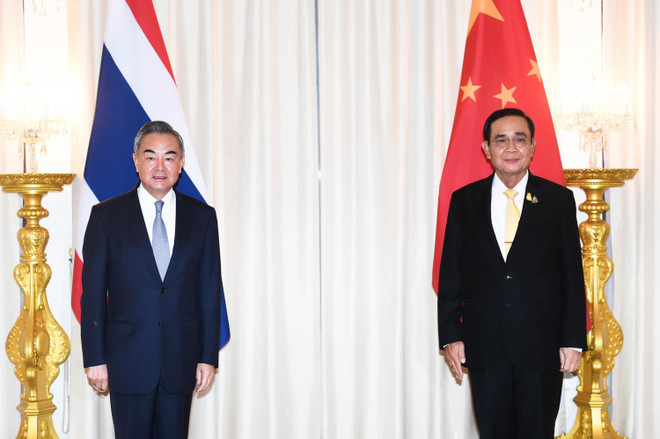 Thủ tướng Thái Lan Prayut Chan-o-cha (phải) và Ngoại trưởng Trung Quốc Vương Nghị. (Nguồn: bangkokpost.com) Ngoại trưởng Trung Quốc Vương Nghị thăm chính thức Thái Lan ảnh 1