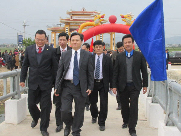 Quảng Bình khánh thành cầu vượt sông giúp học sinh đến trường ảnh 1