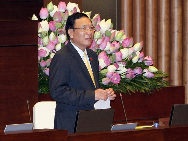 Bộ trưởng Bộ Giáo dục và Đào tạo Phạm Vũ Luận trả lời chất vấn của đại biểu Quốc hội. (Ảnh: Phạm Kiên/TTXVN) Bộ trưởng Giáo dục và Đào tạo đăng đàn về nhiều vấn đề "nóng" ảnh 1