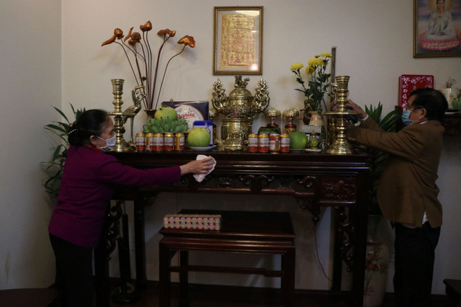 Đây là cái Tết đầu tiên gia đình ông Vũ Thượng Sách và bà Dương Thị Miên ở phố Thái Học 3, phường Sao Đỏ, thành phố Chí Linh không được đón con cháu về quê ăn Tết. (Ảnh: Mạnh Minh/TTXVN) Một giao thừa đặc biệt từ vùng tâm dịch Hải Dương ảnh 1