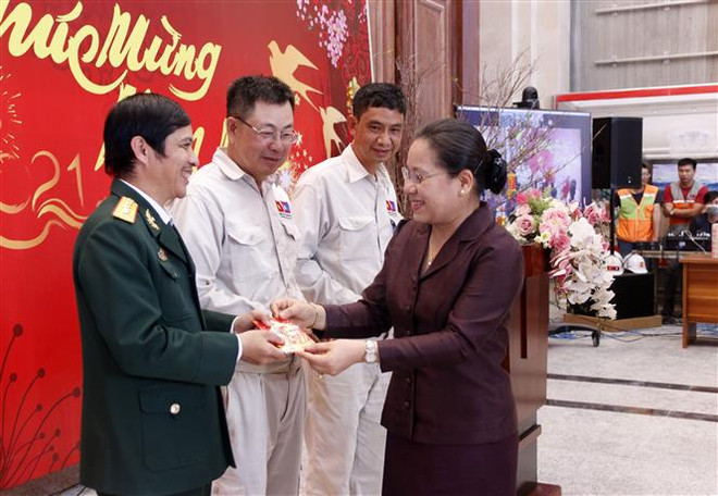 Lãnh đạo Lào chúc Tết cán bộ, chiến sỹ đang thi công Tòa nhà Quốc hội ảnh 2