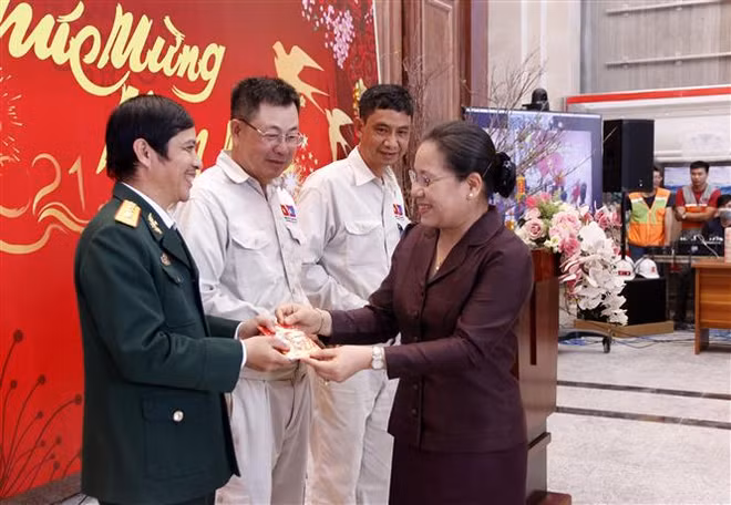 Lãnh đạo Lào chúc Tết cán bộ, chiến sỹ đang thi công Tòa nhà Quốc hội ảnh 2