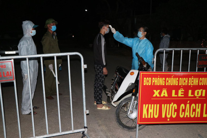 Trong đêm giao thừa và những ngày Tết, lực lượng chức năng vẫn túc trực tại các chốt kiểm soát dịch, không lơ là chủ quan trong phòng, chống dịch. (Ảnh: Mạnh Minh/TTXVN) Một giao thừa đặc biệt từ vùng tâm dịch Hải Dương ảnh 3