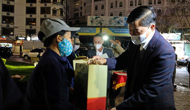 Trưởng Ban Dân vận TW tặng quà Tết cho công nhân đô thị đêm Giao thừa ảnh 2