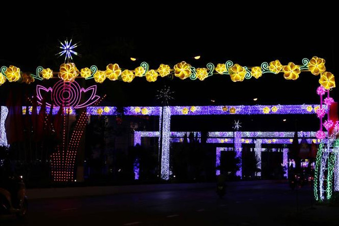 Đèn hoa rực rỡ chào đón Xuân Tân Sửu tại tuyến đường Phan Ngọc Hiển, thành phố Cà Mau. (Ảnh: Kim Há/TTXVN) Mùa Xuân ''đặc biệt'' trên thành phố cực Nam của Tổ quốc ảnh 2