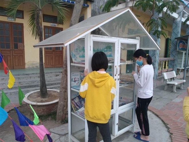 Trường Tiểu học Lai Cách (huyện Cẩm Giàng) có bố trí một số tủ sách ngoài sân để trẻ đọc trong những ngày cách ly. (Ảnh: Mạnh Minh/TTXVN) Hải Dương: Lì xì nhân ái đến với các em nhỏ trong khu cách ly ảnh 2