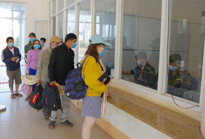 Người dân làm thủ tục xuất nhập cảnh tại Trạm Kiểm soát Biên phòng (Đồn Biên phòng Cửa khẩu Quốc tế Lệ Thanh). (Nguồn: baogialai.com.vn) Đón Xuân cùng lính biên phòng trên biên cương của Tổ quốc ảnh 1