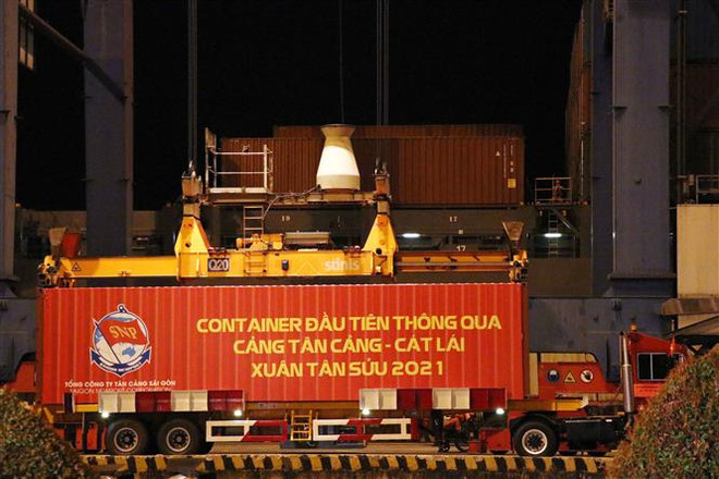 Container đầu tiên thông qua cảng Tân Cảng-Cát Lái ngày 30 Tết Tân Sửu 2021. (Ảnh: Xuân Khu/TTXVN) Phát lệnh làm hàng đầu Xuân tại cảng Tân Cảng-Cát Lái ảnh 1