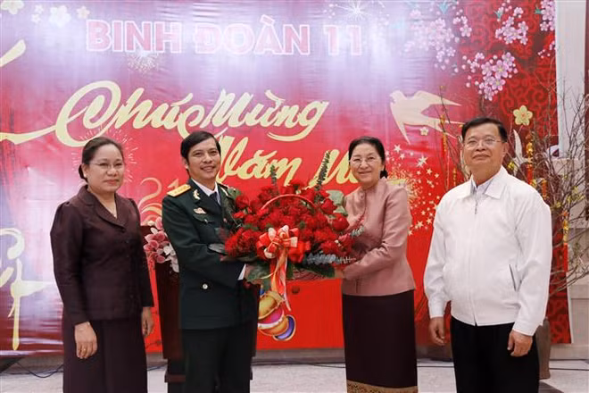 Lãnh đạo Lào chúc Tết cán bộ, chiến sỹ đang thi công Tòa nhà Quốc hội ảnh 1
