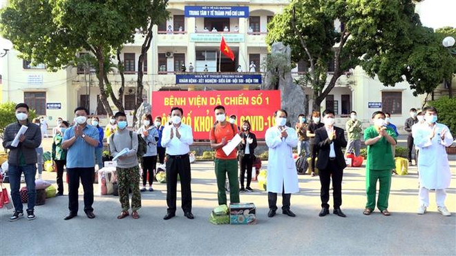 Trao giấy ra viện cho các bệnh nhân được điều trị COVID-19 tại Bệnh viện dã chiến số 1. (Ảnh: TTXVN phát) Bệnh viện dã chiến số 1 Hải Dương điều trị khỏi 22 bệnh nhân đầu tiên ảnh 1