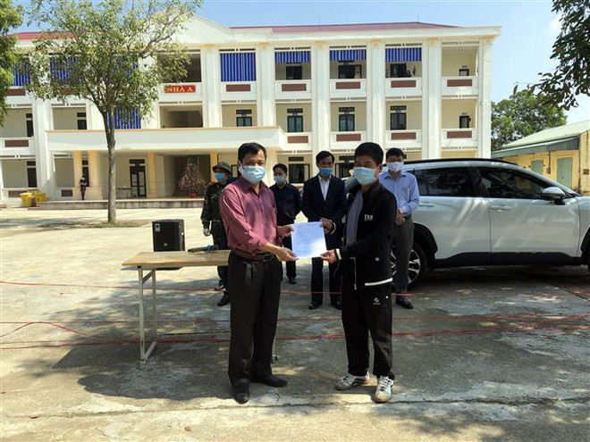 Các trường hợp F1 ở thôn Tuấn, xã Hùng Thắng, huyện Bình Giang được trao giấy chứng nhận và trở về nhà đón Tết sau khi có kết quả xét nghiệm 3 lần âm tính. (Ảnh: TTXVN phát) Bệnh viện dã chiến số 1 Hải Dương điều trị khỏi 22 bệnh nhân đầu tiên ảnh 2