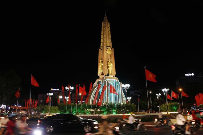 Tượng đài Cà Mau rực rỡ trong đêm 29 Tết. (Ảnh: Kim Há/TTXVN) Mùa Xuân ''đặc biệt'' trên thành phố cực Nam của Tổ quốc ảnh 1