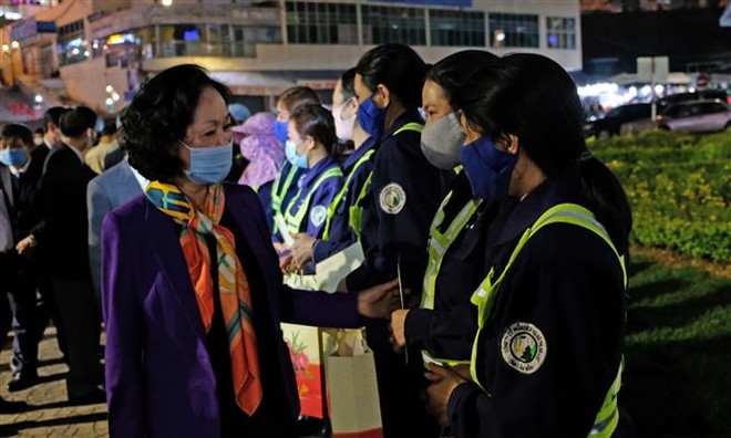 Trưởng Ban Dân vận TW tặng quà Tết cho công nhân đô thị đêm Giao thừa ảnh 1