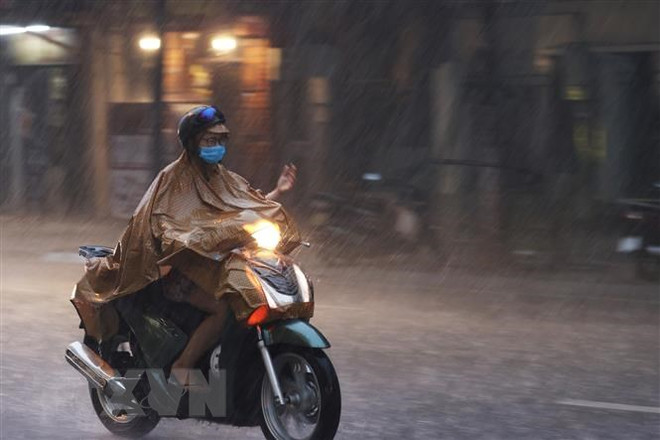 Chiều tối và đêm 1/8, mưa và dông bao trùm các khu vực ảnh 1