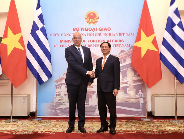 Bộ trưởng Ngoại giao Bùi Thanh Sơn hội đàm với người đồng cấp Hy Lạp ảnh 1