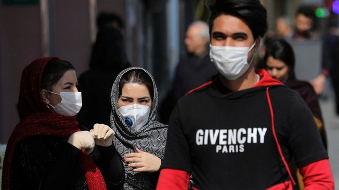 Người dân đeo khẩu trang đề phòng lây nhiễm virus SARS-CoV-2 tại Tehran, Iran ngày 23/2 vừa qua. (Ảnh: AP/TTXVN) Iran, Saudi Arabia, Kuwait tiến hành biện pháp phòng COVID-19 ảnh 1